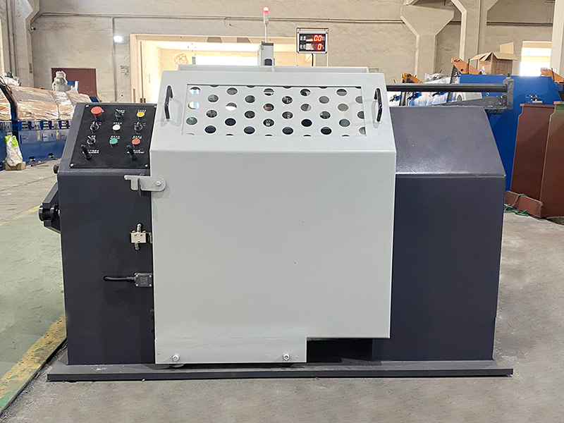 Jak stroj na navíjení cívky zvládá změny v tloušťce nebo hustotě materiálu a má flexibilitu odpovídajícím způsobem upravit napětí navíjení?