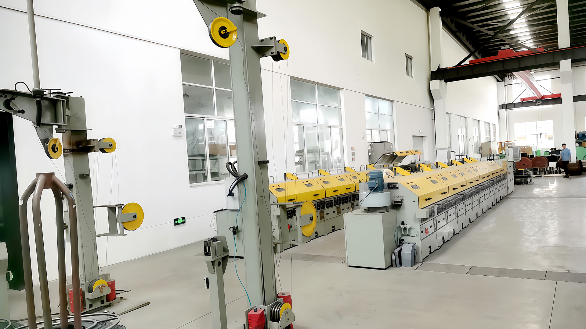 Jak stroj na odvíjení drátu udržuje kontrolu napětí, aby se zabránilo natažení nebo deformaci drátu během odvíjení?