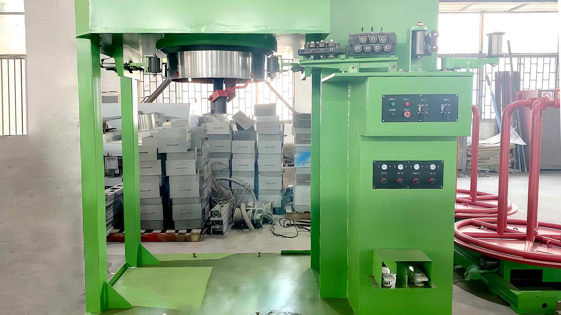 Jak stroj na tažení drátu z vodní nádrže zvládá vady povrchu drátu, jako jsou škrábance, oxidace nebo mikrotrhliny během procesu tažení?